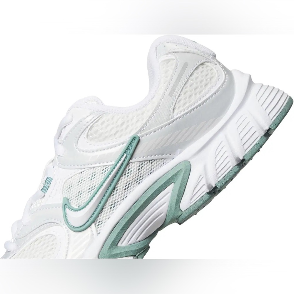 NWT Nike Women's White and Teal V5 RNR Sneakers - Picture 6 of 9